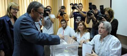 El alcalde de Lleida, Àngel Ros, votando en un colegio electoral.
