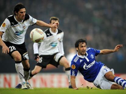 Ra&uacute;l en un partido con el Schalke