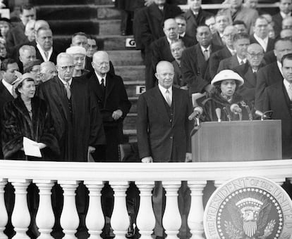 Marian Anderson canta el himno nacional de EE. UU. durante la ceremonia de investidura del segundo mandato de Dwight D. Eisenhower el 21 de enero de 1957. La cantante de ópera se convirtió en la primera mujer negra en participar en una ceremonia de investidura presidencial. Al caer ese año el 20 de enero en domingo, la ceremonia pública se trasladó al lunes. El presidente, sin embargo, juró de manera privada el día anterior, tal y como marca la legislación. 