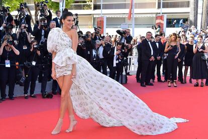 La modelo Kendall Jenner, luciendo sandalias con calcetines en la alfombra roja del Festival de Cannes el pasado 20 de mayo.