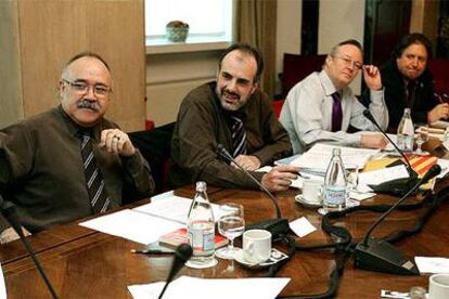 Josep Lluís Carod (a la izquierda), Joan Ridao (centro) y Josep Piqué, ayer en el Congreso.