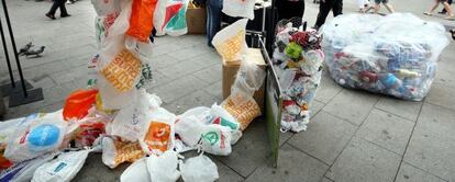 Campaña contra el uso de bolsas de plástico, en Barcelona.