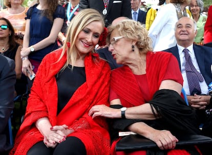 Cristina Cifuentes y Manuela Carmena durante las celebraciones de San Isidro.