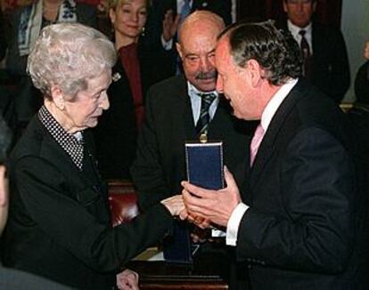 Simone Ortega recibe la Medalla de Oro de la Villa de Madrid de manos del alcalde y en presencia de José Hierro.