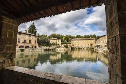 Bagno Vignoni se ubica en el valle de Orcia, sobre un suave paisaje de colinas, caminos bordeados de cipreses y casas de color albaricoque. En su plaza central se abre una humeante piscina con agua termal a 50ºC de temperatura. Aquí transcurre la secuencia central del filme 'Nostalghia', del cineasta ruso Andréi Tarkovski, gran premio de creación del Festival de Cannes de 1983.