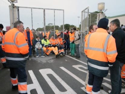 Empleados de la sociedad Ensur, en una protesta en 2010.