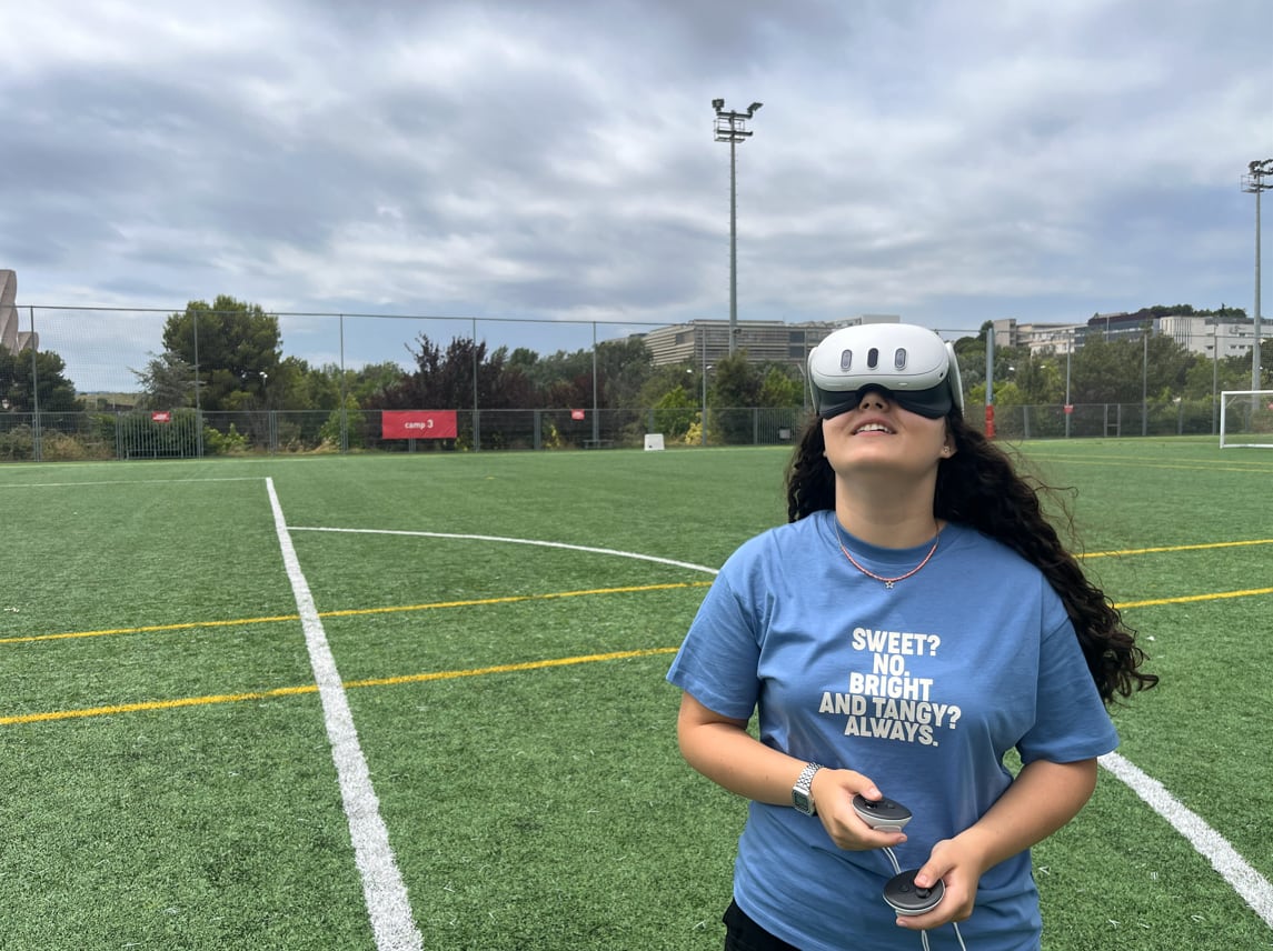 Una participante del programa ARGÓ, de la UAB, realiza una experiencia inmersiva en la geometría hiperbólica.