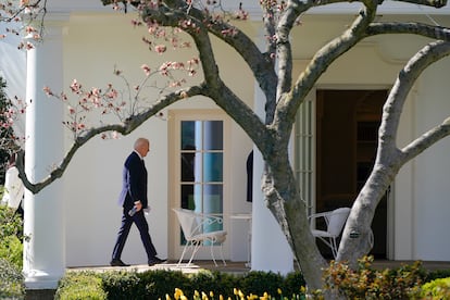 El presidente de Estados Unidos, Joe Biden, camina hacia el Despacho Oval este martes tras regresar del Capitolio.