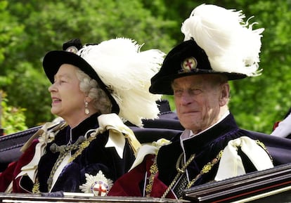 O duque de Edimburgo e a rainha Elizabeth II vão de carruagem à cerimônia da Ordem da Liga, vestidos com seus trajes típicos, em 18 de junho de 2001.