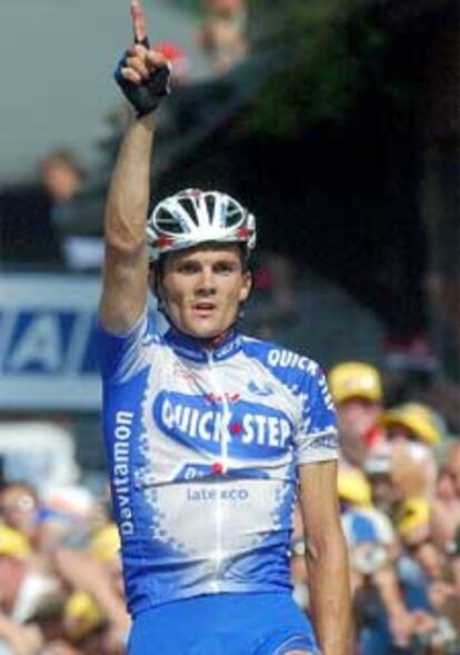 El francés celebra su triunfo a su llegada a la meta de Morzine.