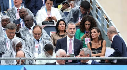 Los reyes de España, Felipe VI y Letizia, esperan en las gradas el comienzo de la ceremonia de inauguración de los Juegos Olímpicos, este viernes en París. 