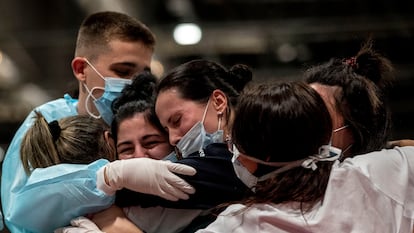 Trabajadores de Ifema se abrazan durante la clausura del hospital provisional de Madrid, este jueves.