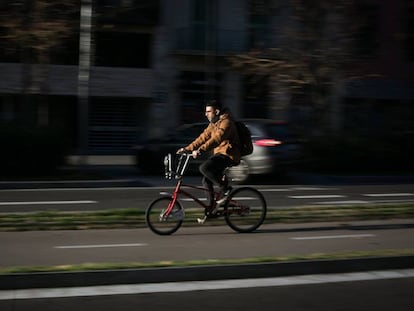 Un ciclista por el carril bici de paseo de Sant Joan.