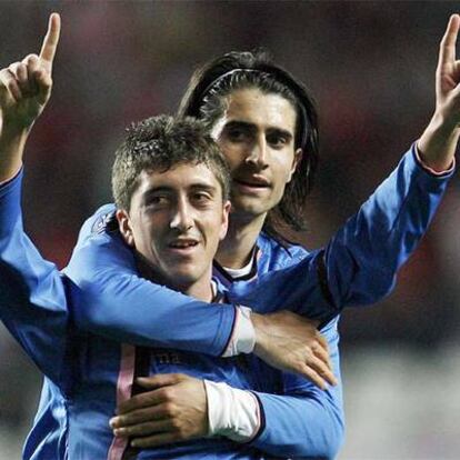 Pablo Hernández (en primer término) celebra su gol, el segundo del Getafe, abrazado por De la Red, autor del primero.