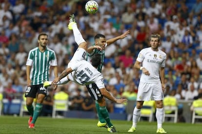 James marca um gol de voleio contra o Betis.