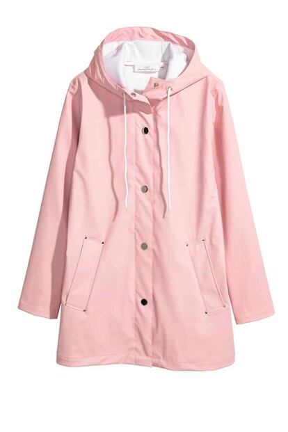 H&M apuesta por el rosa chicle en este modelo con capucha (49,99 euros).