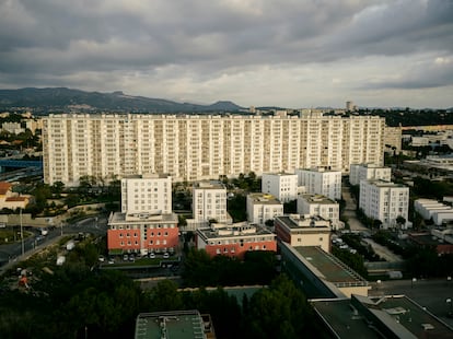 Vista aérea de un edificio en el barrio de Les Cèdres, al norte de Marsella.