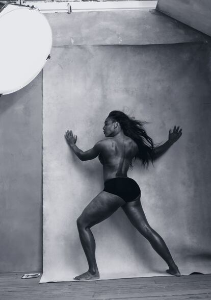 El calendari Pirelli del 2016 porta a les seves pàgines 13 dones influents que estan revolucionant el món d'avui des dels camps de la música, l'art, el cinema o l'esport. A la imatge, la tennista Serena Williams. La número u del tennis mundial femení, i guanyadora de 21 tornejos del Grand Slam, és una de les poques que s'atreveix a mostrar el seu cos nu per protagonitzar el mes d'abril.