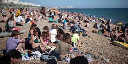 Turistas en la playa de Brighton (Inglaterra) el pasado martes 1 de julio. 