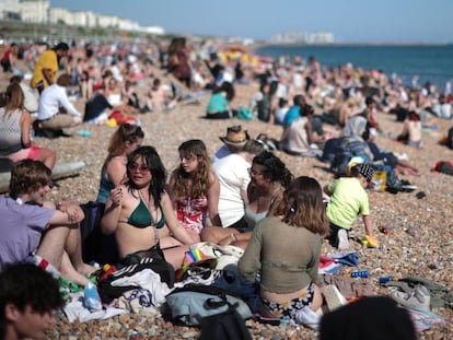 Turistas en la playa de Brighton (Inglaterra) el pasado martes 1 de julio. 