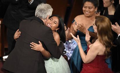 Cuarón abraza a Aparicio en la gala de los Oscar.