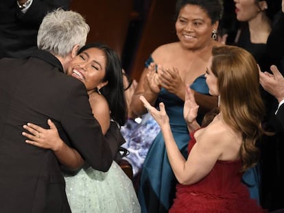 Cuarón abraza a Aparicio en la gala de los Oscar.