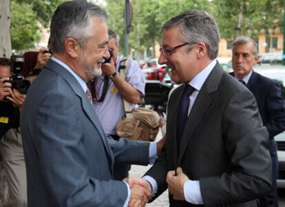 José Antonio Griñán (a la izquierda) y José Blanco, ayer, antes de comenzar la reunión en Sevilla.