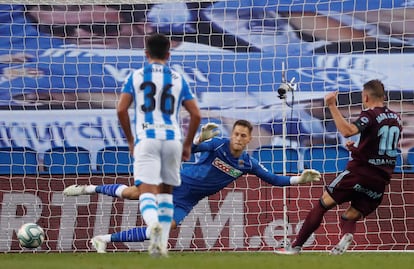 Iago Aspas bate  a Álex Remiro para marcar el 0-1 desde el punto de penalti durante el encuentro entre la Real Sociedad y el Celta de Vigo, disputado este miércoles en el Reale Arena de San Sebastián. / Javier Etxezarreta (EFE)