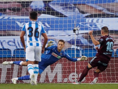 Iago Aspas bate  a Álex Remiro para marcar el 0-1 desde el punto de penalti durante el encuentro entre la Real Sociedad y el Celta de Vigo, disputado este miércoles en el Reale Arena de San Sebastián. / Javier Etxezarreta (EFE)