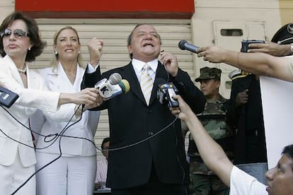 El candidato presidencial Álvaro Noboa, tras votar este domingo en la ciudad de Guayaquil.