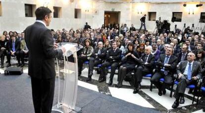 Patxi López se dirige a los cargos de su Gobierno para exponer su plan de actuación.