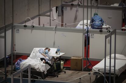 Pacientes y sanitarios en el Pabellón 9 en el hospital de Ifema instalado por la Covid-19.