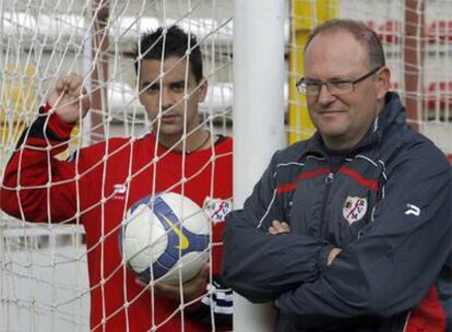 El entrenador Pepe Mel (derecha) y el capitán rayista Míchel, ayer en el estadio Teresa Rivero.