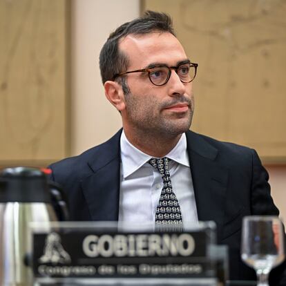 MADRID, 04/09/2024.- El ministro de Economía, Comercio y Empresa, Carlos Cuerpo, comparece en la Sala Constitucional del Congreso de los Diputados para informar sobre la designación del ministro José Luis Escrivá como nuevo gobernador del Banco de España, este miércoles en Madrid. EFE/ Fernando Villar