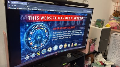 Imagen que aparece en la pantalla a los usuarios de las dos plataformas tras ser estas neutralizadas por las fuerzas de seguridad, en una fotografía facilitada por Interior.