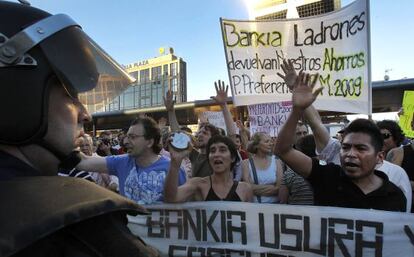 Manifestación contra el rescate a los bancos frente a la sede de Bankia.