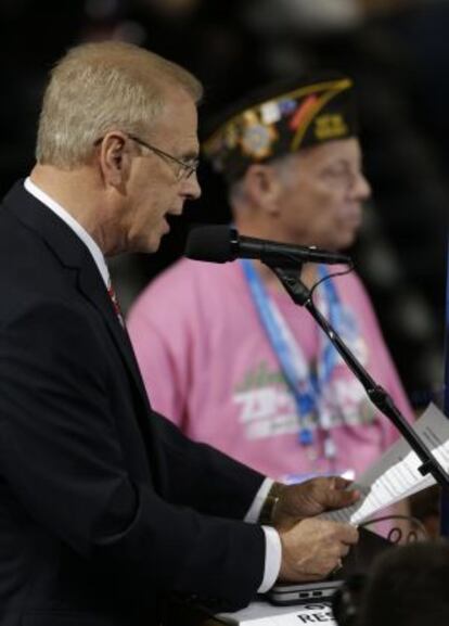 El exgobernador de Ohio, Ted Strickland, lee una moción para enmendar el texto de la plataforma demócrata.