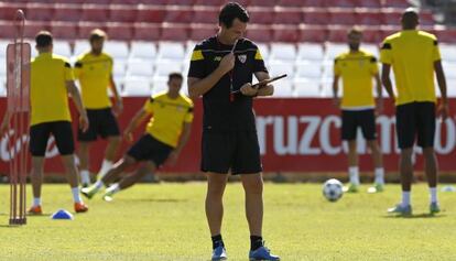 Emery dirige un entrenamiento del Sevilla, este lunes.