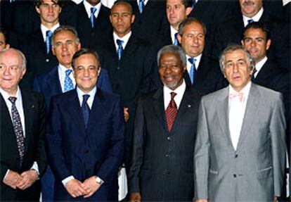 Koffi Annan posa entre Florentino Pérez y el embajador Chencho Arias durante la visita del Madrid, ayer, a la ONU.