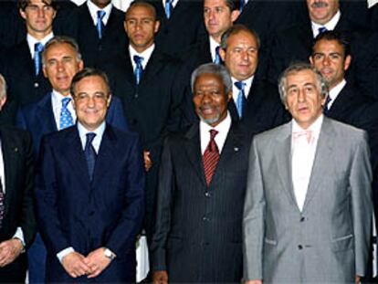 Koffi Annan posa entre Florentino Pérez y el embajador Chencho Arias durante la visita del Madrid, ayer, a la ONU.