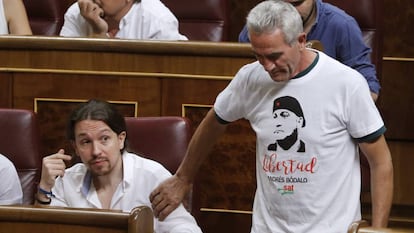 Pablo Iglesias observa cómo Diego Cañamero acude a votar.