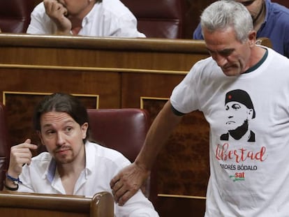 Pablo Iglesias observa com Diego Cañamero va a votar.