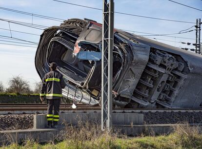 Un bombero inspecciona el tren de alta velocidad Milán-Salerno que descarriló cerca de la estación de Livraga (Italia).