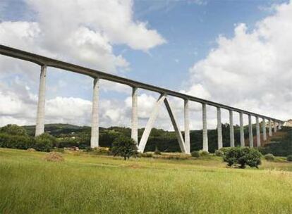 Viaducto para la línea del AVE en el barrio santiagués de O Eixo, cuyas obras concluyeron esta semana.