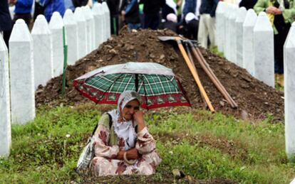 Fotografía tomada en julio de 2009 de una mujer bosnia musulmana durante el funera de 534 bosnios musulmanes en el cementerio Potocari Memorial Center, en Srebenica.