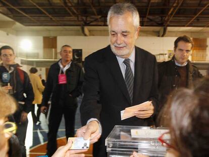 El dirigente del PSOE andaluz y candidato a la presidencia de la Junta, José Antonio Griñán, vota en Sevilla.