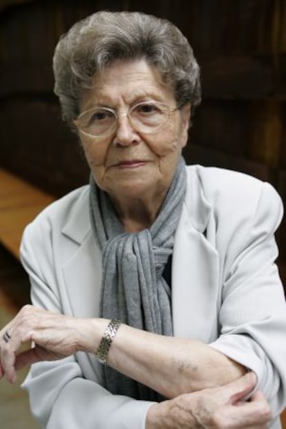 Mazaltov Behar enseña en tatuaje con el número de reclusa que los nazis le grabaron en el antebrazo durante una visita a España en 2007.