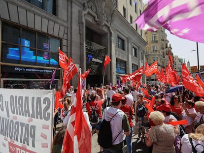 Teleoperadores se concentran ante la sede de Telefónica en la Gran Vía de Madrid durante la jornada de huelga del sector.