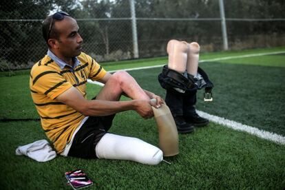 Um dos jogadores de futebol, com ambas pernas amputadas, durante um treinamento do time "As muletas", no estádio Deir Ao Balah, no centro da Faixa de Gaza.