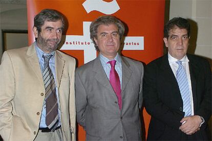 Antonio Muñoz Molina, César Antonio Molina y Eduardo Lago, posan juntos antes de la rueda de prensa.